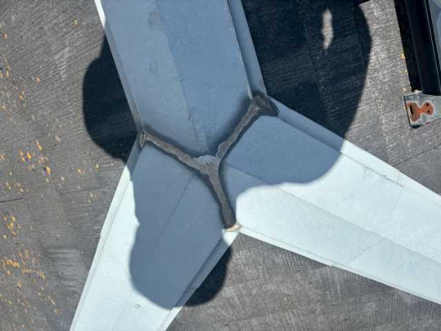 棟板金継ぎ目の上部